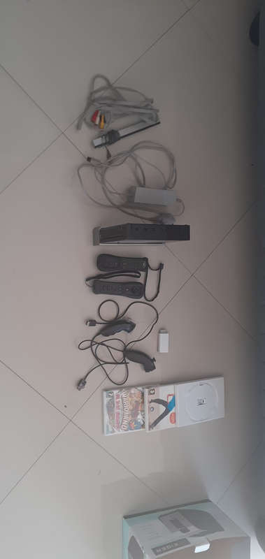 Nintendo Wii Motion Plus Console Bundle + Games + hdmi converter